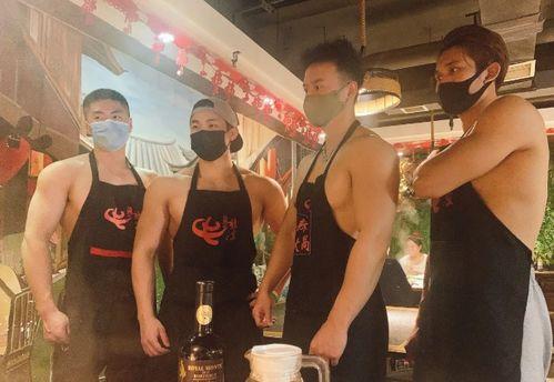 肌肉男酒吧打卡你见过靠一身健硕肌肉直接换全场免单的线下打卡名场面吗，最近网上流传
