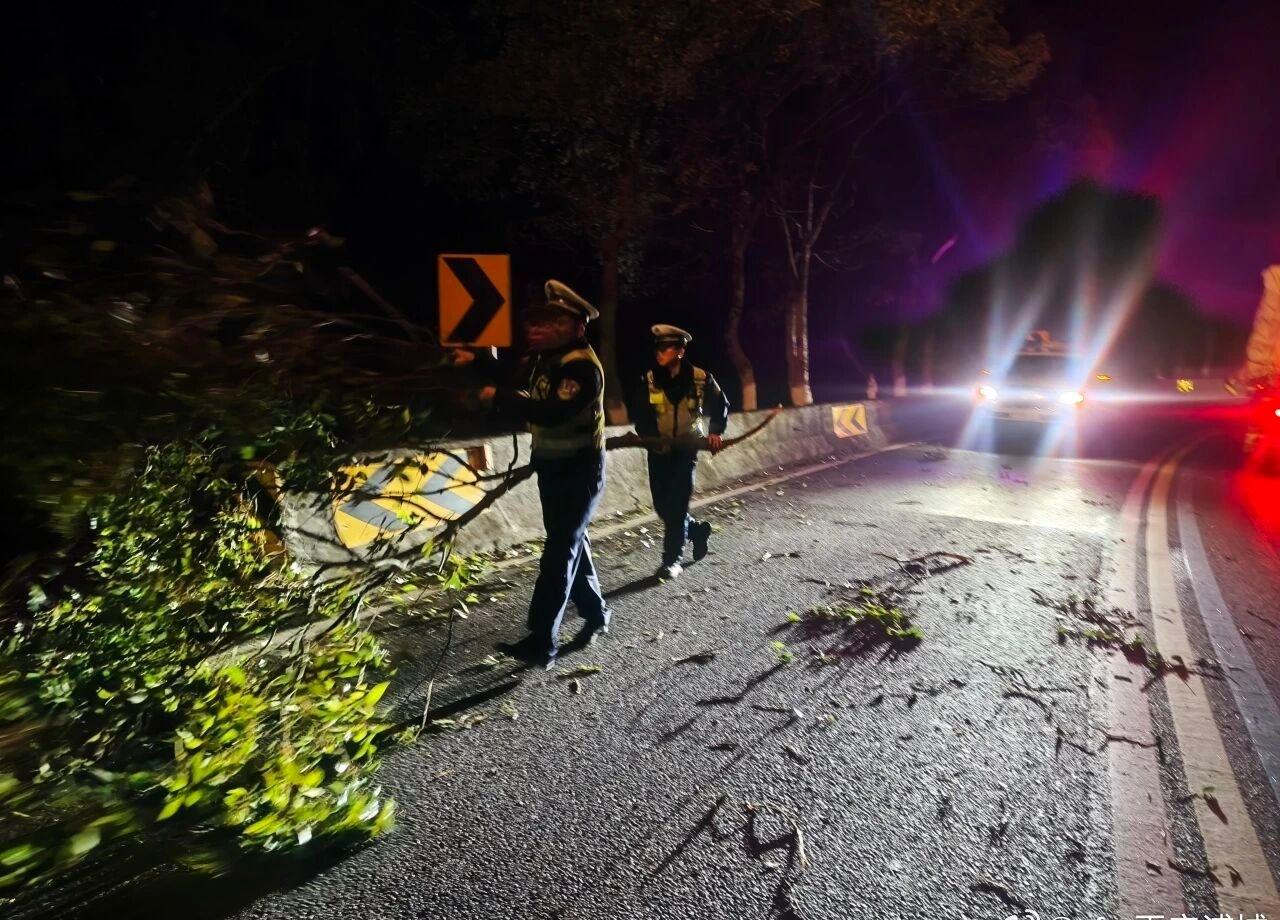 【暖心警事｜五显岭上，他们在黑夜中“清障”】2月4日22时许，浦城县公安局交通管