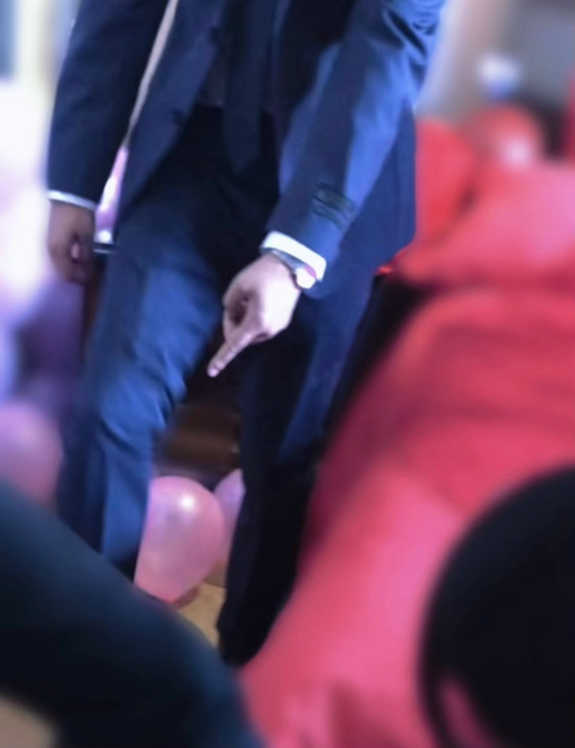 翻到了好友视角下的大哥。当时正搞完伴郎，轮到他了他抗拒（因为要跪着），然后我的好