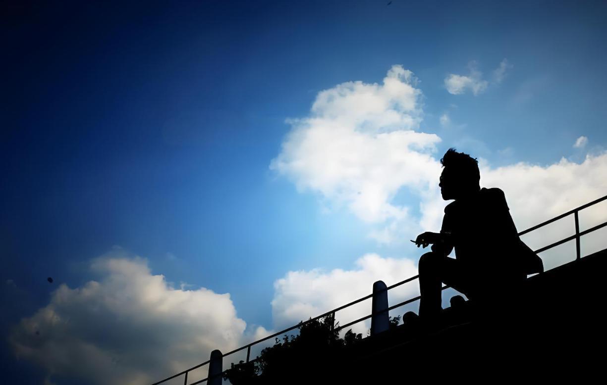 最让人沉默的一句话：
普通人的麻木和流氓地痞的张牙舞爪都是同步进行的，

我们之