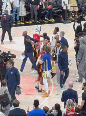 比赛结束后，库明加并没有第一时间离开球馆，而是留下来，与勇士球员拥抱致意，还与库