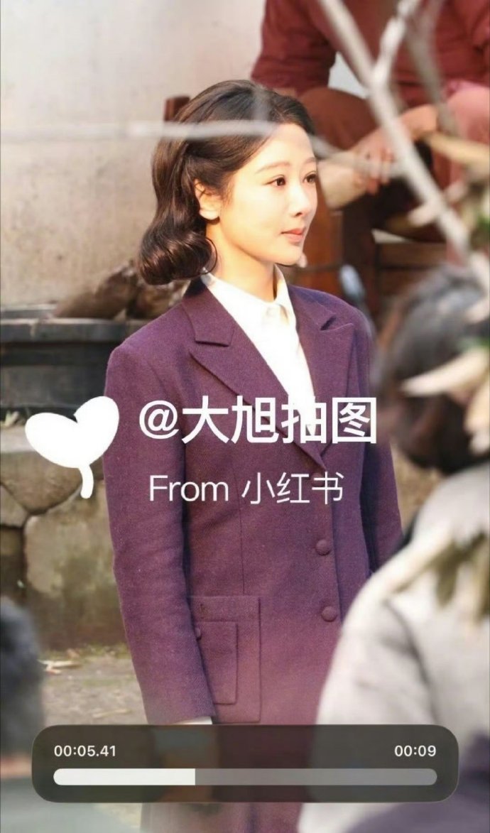 杨紫主演的《玉兰花开君再来》最新路透图，这个妆造扮相是不是有点显成熟啊！ 