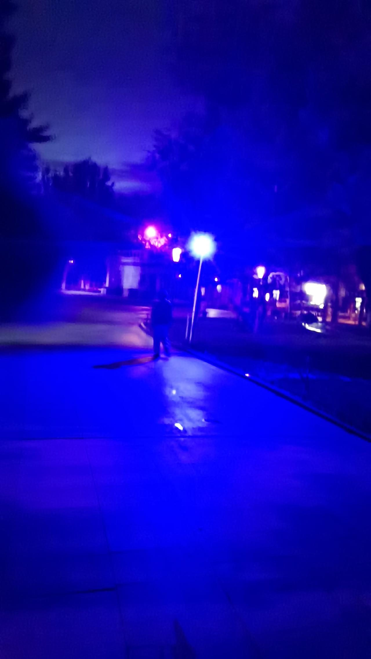 上句：张灯结彩送旧岁，盼请下联烟花爆竹迎新年。