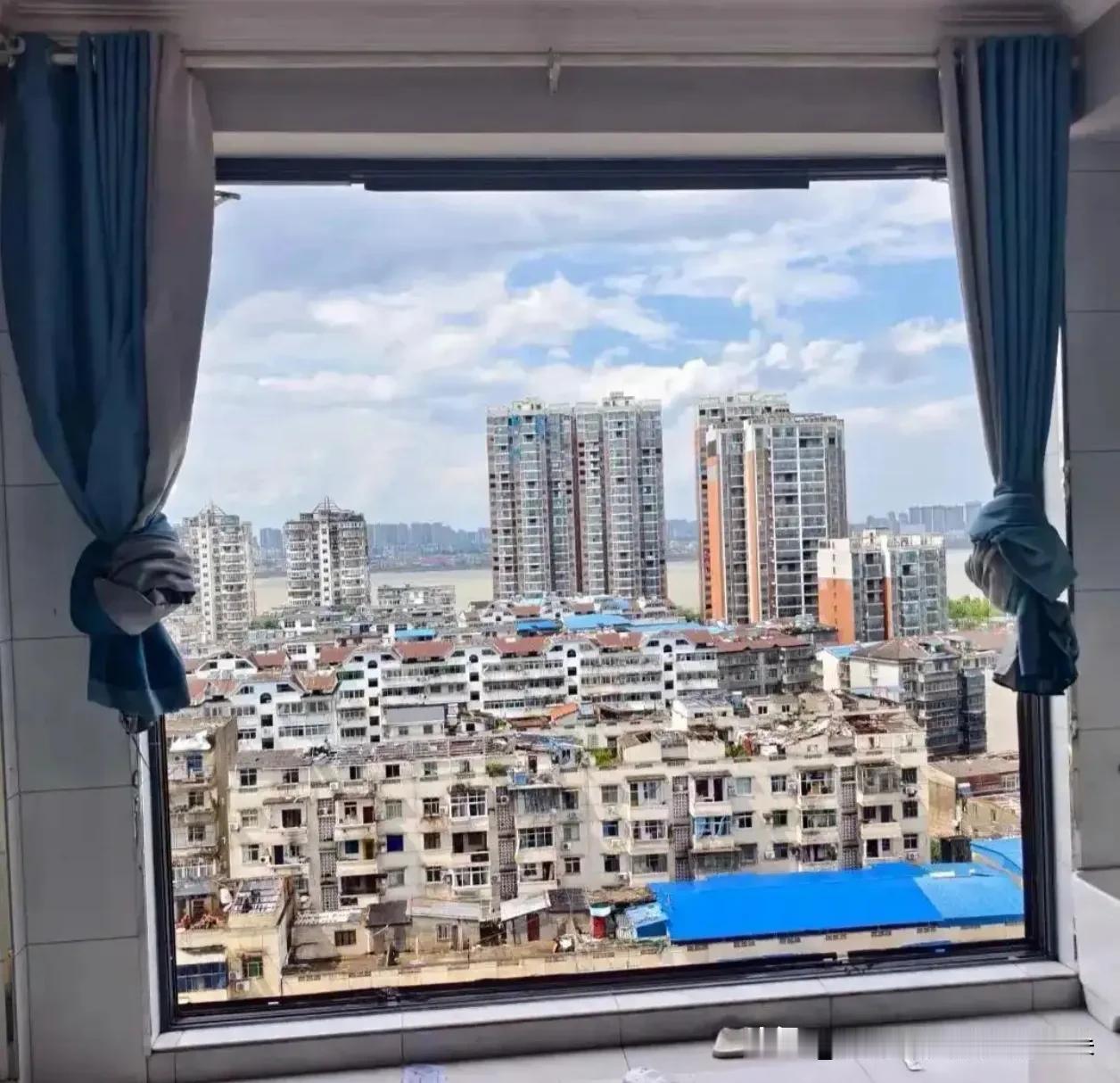 台风“巴威”来势汹汹！你家那面落地窗，到底扛得住17级大风吗？

朋友们，这两天