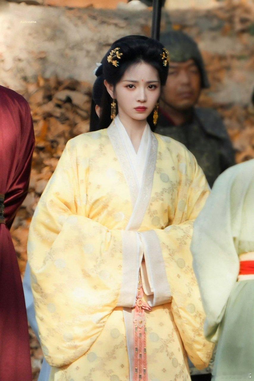 田曦薇破碎感溢出屏幕了救命！田曦薇魏娆这段绑手光脚走，脸上脚上全是尘土，破碎清冷