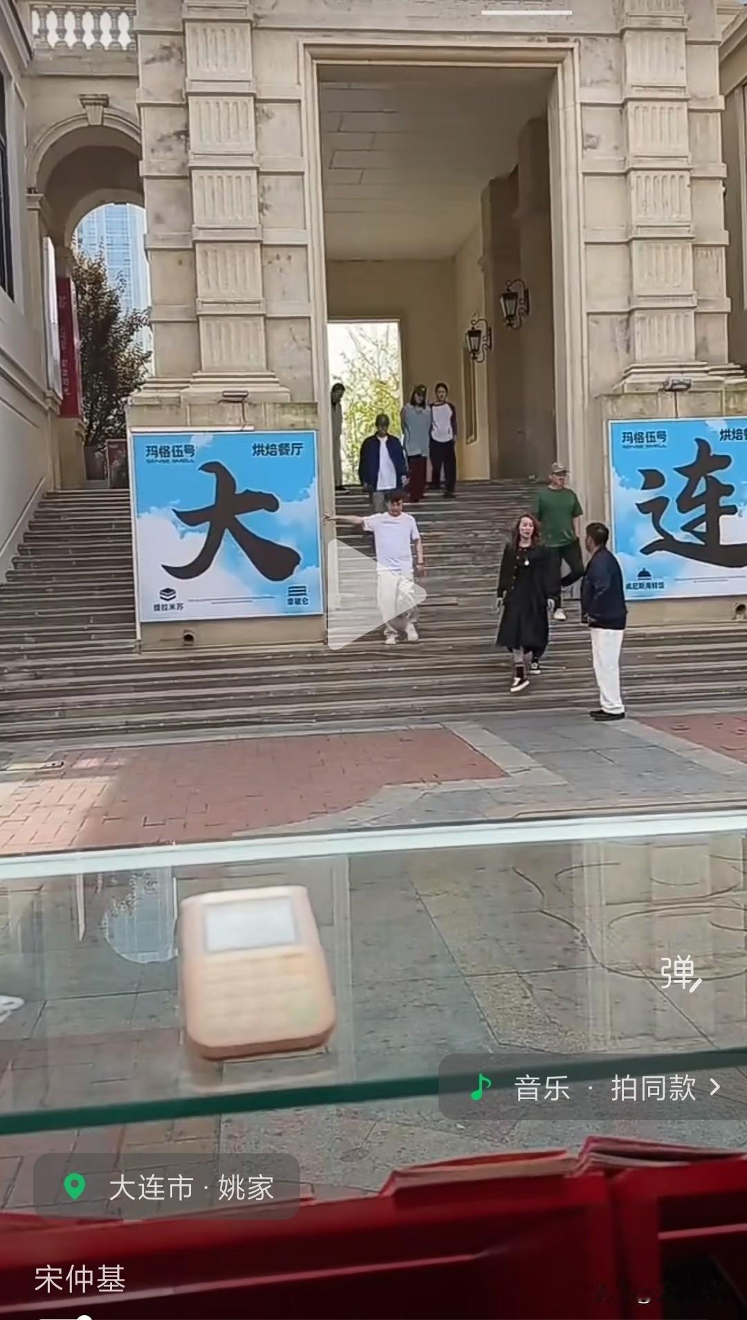 宋仲基中秋现身大连东港打卡玛格伍号，疯狂石头面包梗引回忆
 
中秋期间，网友在大