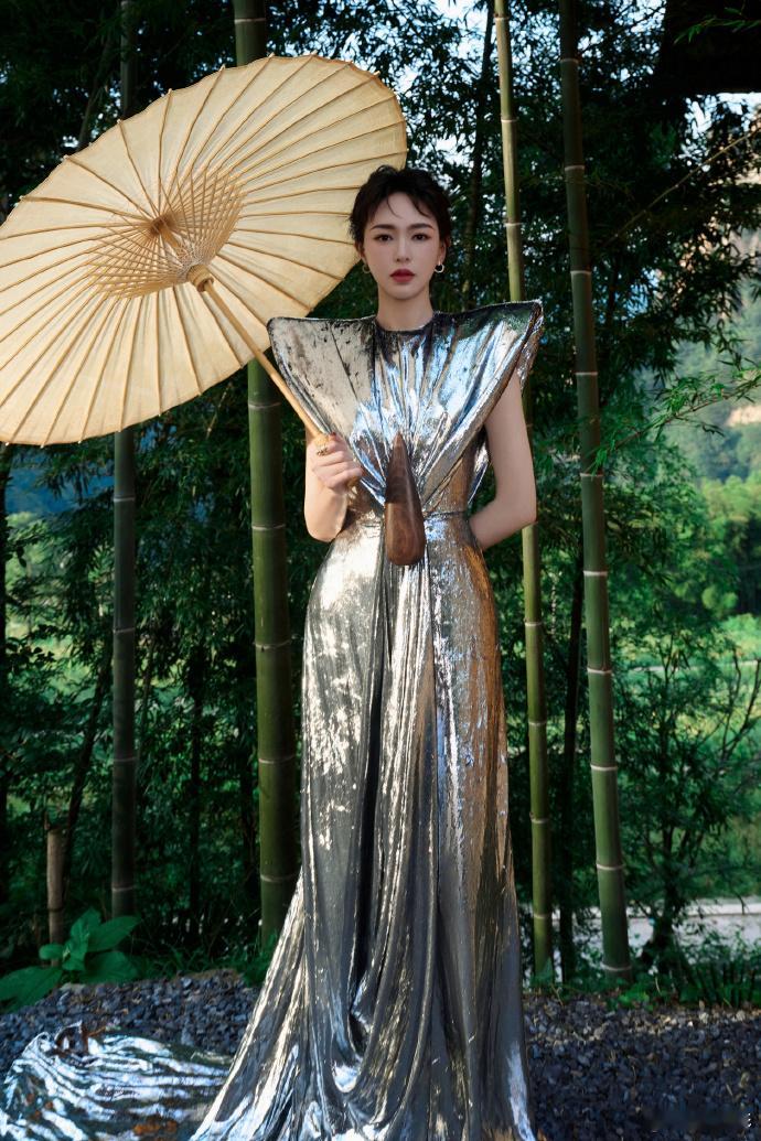 唐嫣造型基础美貌就不基础  唐嫣银色倒V裙轻轻松松就已经美到我了呀，咱们的姐姐这
