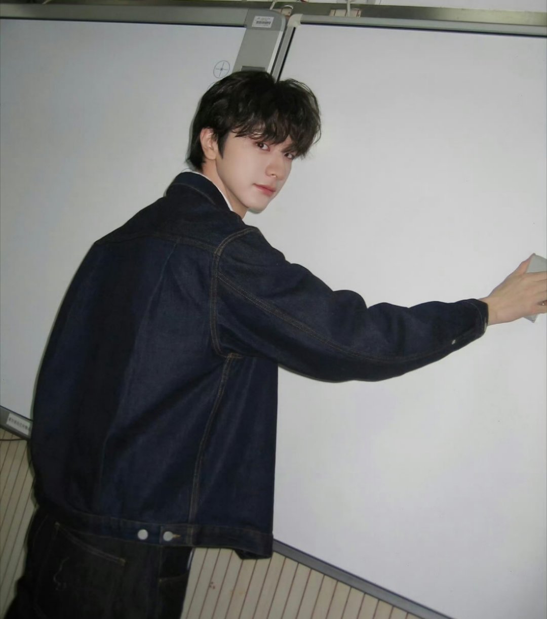 来人把林一的电池抠了 希望能多多展示舞蹈才华惊艳大家 