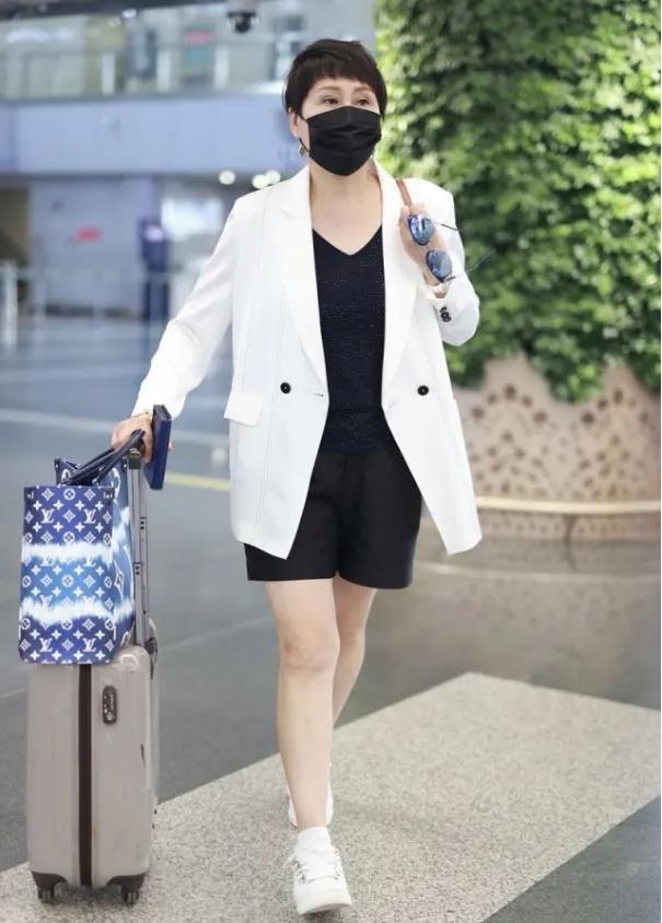 没办法，刘慧芳阿姨钟爱短裤……