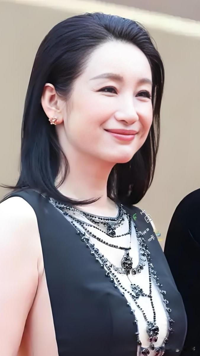 秦海璐：以‌扎实功底、高度投入、精准塑造和真实质感‌著称，是当前华语影视圈中‌少