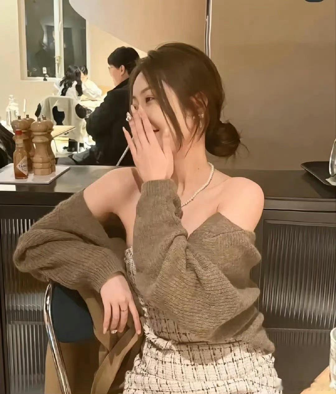 “给不了物质 又给不了陪伴所谓的关心全靠嘴还要女人别用金钱来衡量爱情请问用什么 