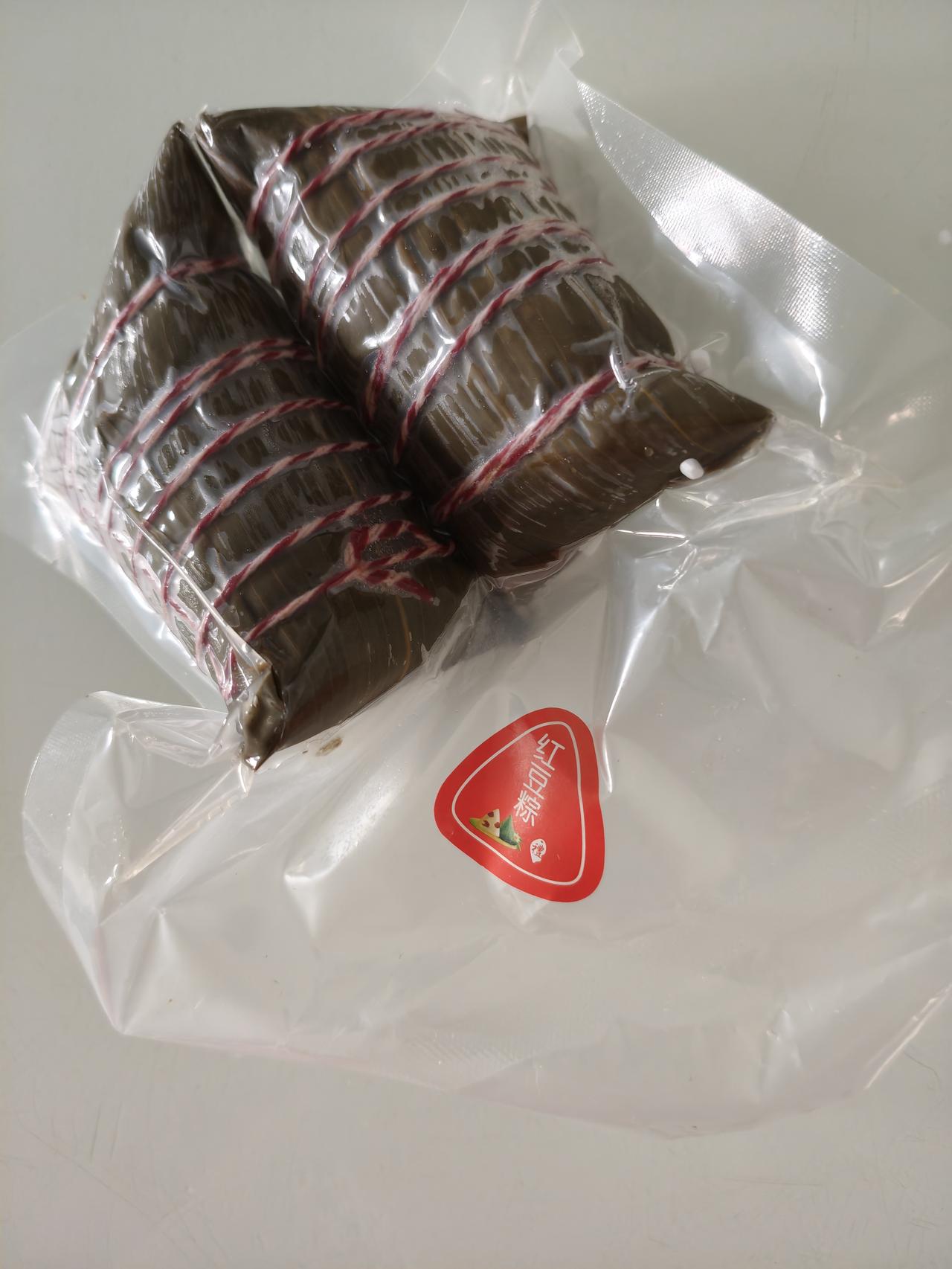 你更爱甜粽子还是咸粽子甜粽子，咸粽子都各有各的味道，各有各爱，我们昨天收到了老家