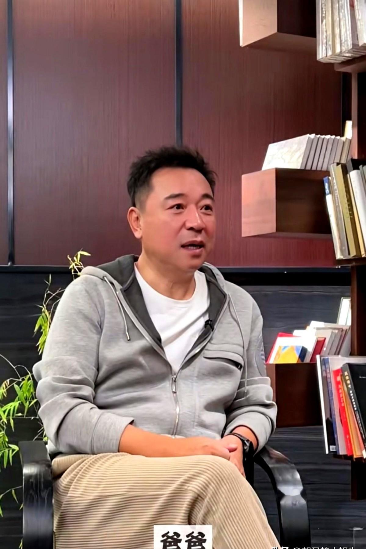 演员张晞临说：“有次我拍完戏回到家。”俩儿子还没睡，他问咋还不睡明天要上学。大儿