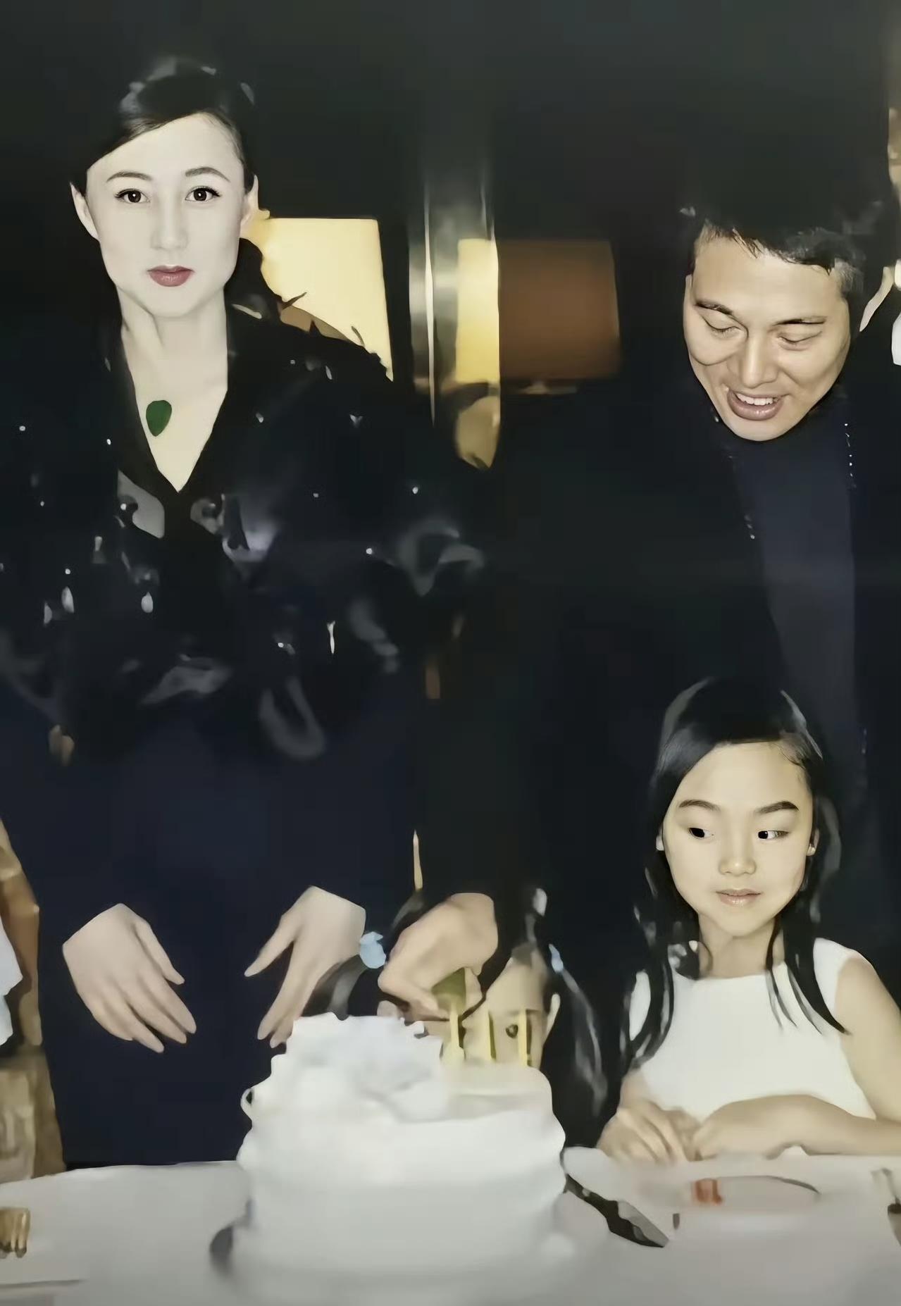 李连杰与老婆利智的旧照，夫妻俩一起为女儿庆生的画面。

利智年轻的时候，端庄大气