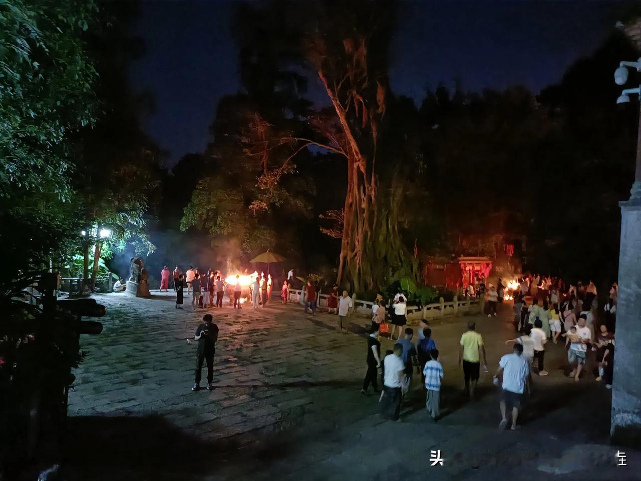 桂平西山的烧夜香文化，
正所谓，
马无夜草不肥，
佛无夜香不灵！
 
特别是今天