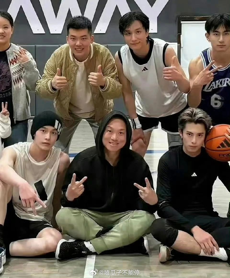 王鹤棣何与两大帅哥合照，一眼看到谁 