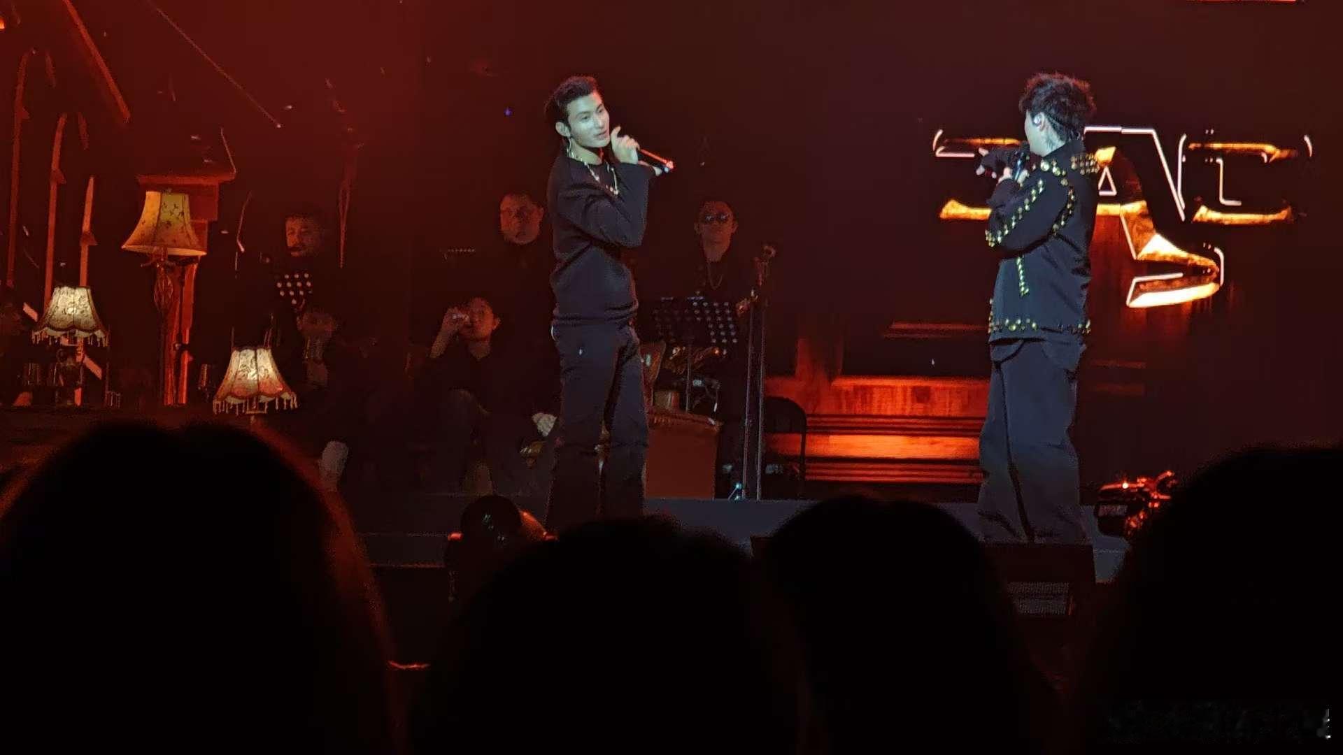 capper演唱会舞台像早高峰 被这波舞台整笑又整心动😂，Capper演唱会人