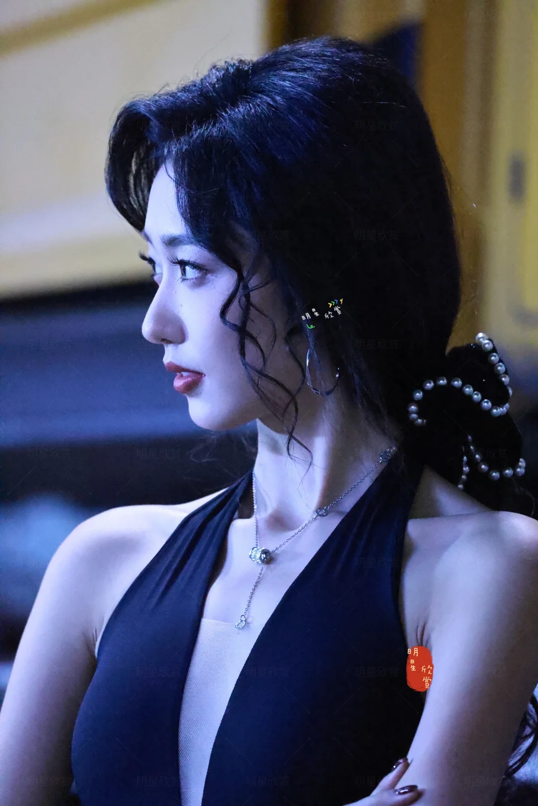 高子怡新剧夜拍，直面来的港风美女子
