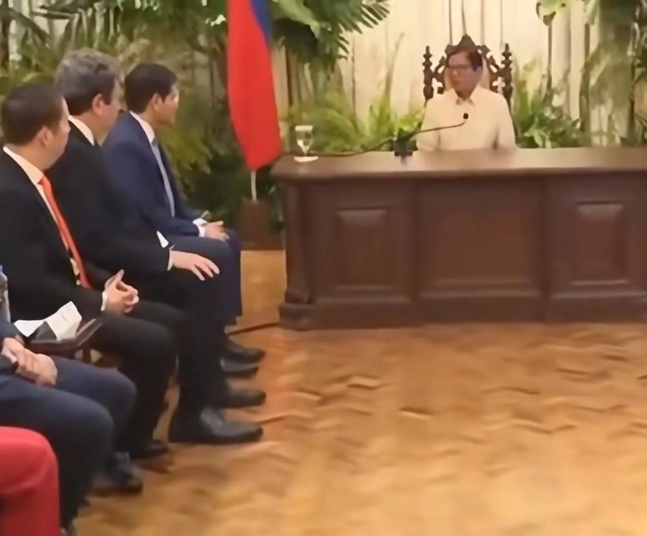 小马科斯这招有点玄幻啊，前天跟驻菲律宾大使开会，大使坐主位，小马科斯坐侧位；今天