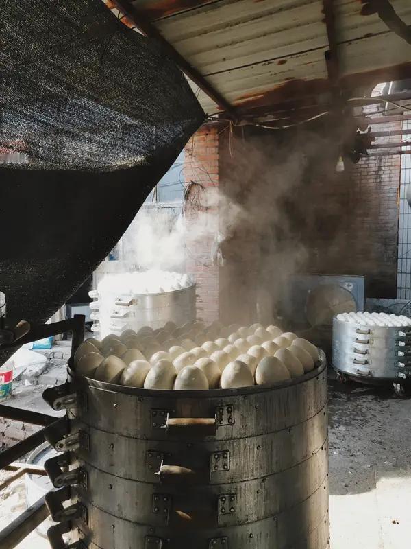 河北一馒头铺惊现超高笼屉 河北有个馒头铺火了，就因为那组近4米高的“通天”笼屉。