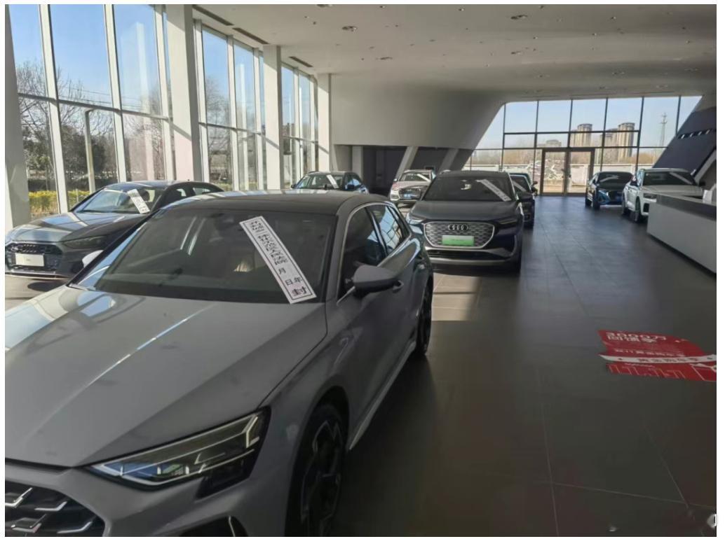 奥迪只卖10万了 “2026年1月，河南开封的金奥奥迪4S店展厅内空无一人，展车