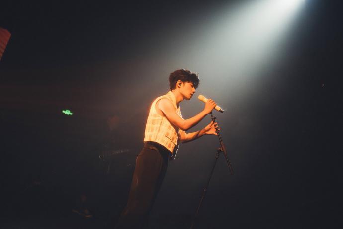 #蒋敦豪深圳站巡演plog##蒋敦豪说谢谢深圳我们下次见# 当灯光洒在舞台上，照