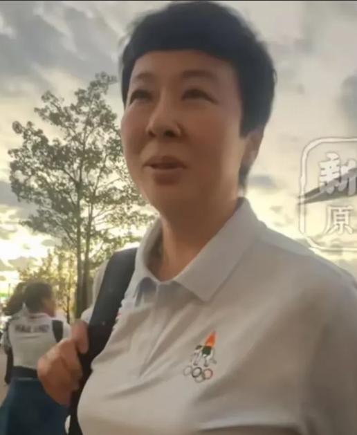 前中国女排奥运冠军队长冯坤，婚后当上了泰国队领队。记者故意刁难问她“中泰大战你盼
