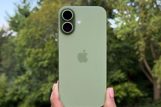 iPhone17未涨价原因曝光据媒体报道，苹果之所以能将iPhone 17起售价