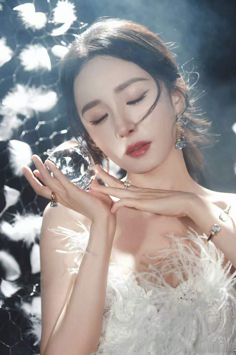 杨幂的镜头感刻进DNA里了杨幂连花絮都像在拍MV 镜头感仿佛长在杨幂身上，就算是