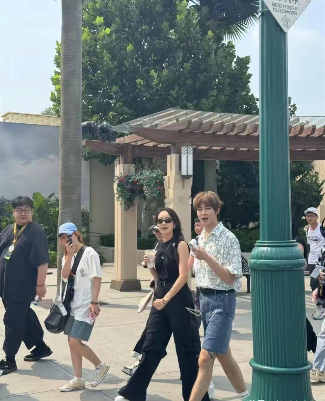 网友在北京环球影城竟偶遇宋茜和田嘉瑞！宋茜又瘦又白，美得耀眼；田嘉瑞高大帅气，气