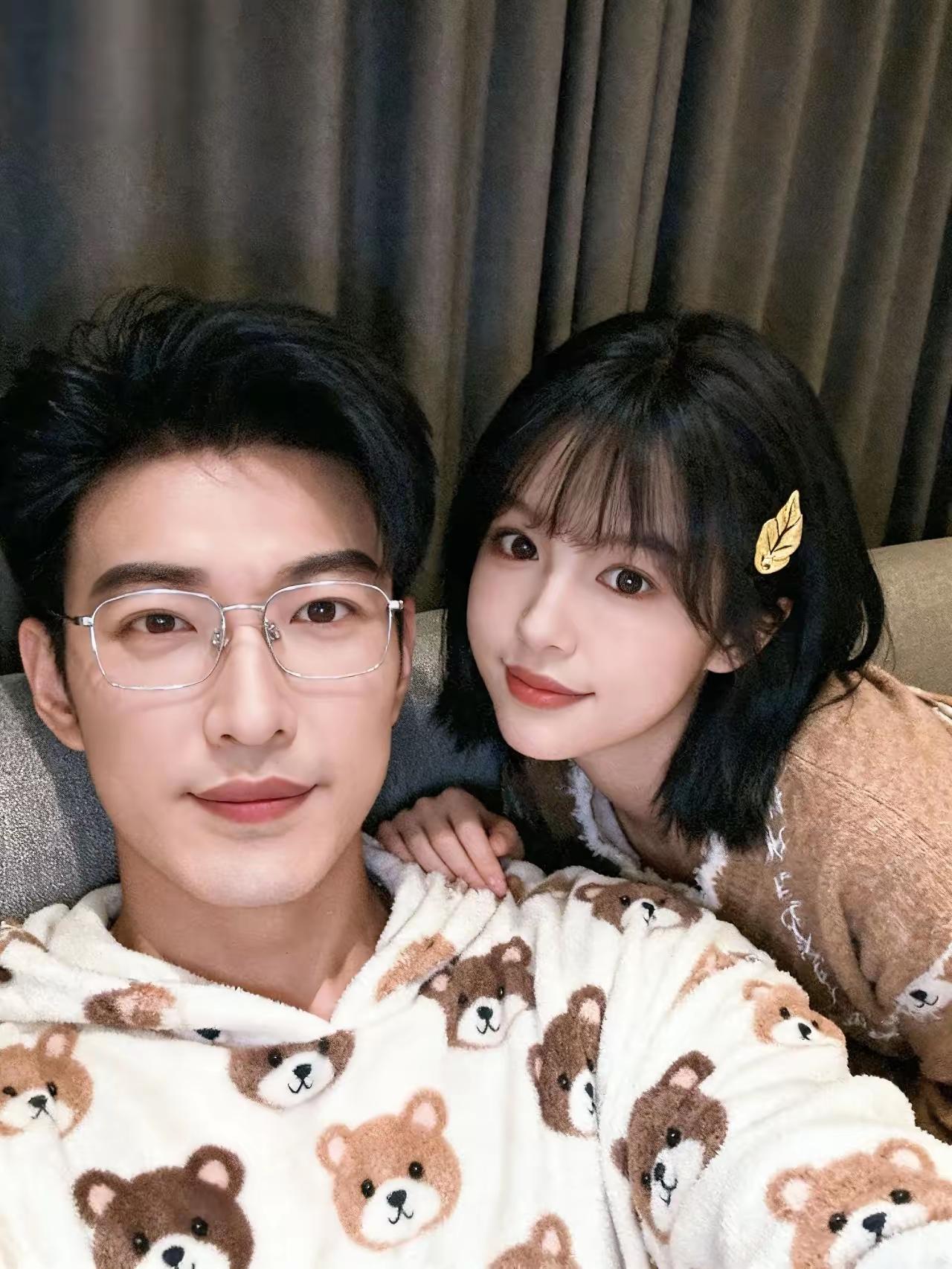 杨咩咩被问：“你放着年轻帅哥不找，为什么非得找个小老头呢？”杨咩咩一句调皮的“小