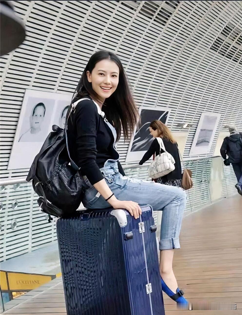 她的容貌气质亦是绝佳，五官大气明艳，比素颜的刘亦菲好看。眉形纤细高挑，妆容可甜可