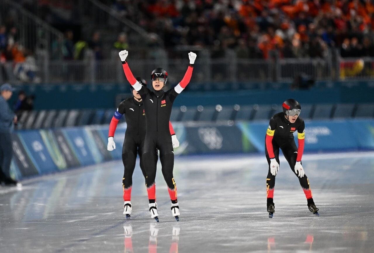 速滑追逐中国男团不敌美国 米兰冬奥会男子速度滑冰团体追逐半决赛，中国队拼尽全力不