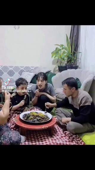 这名外国男子吃饭过于讲究。
他非要将食物用嘴吹凉之后才吃？
结果他一转身的功夫，