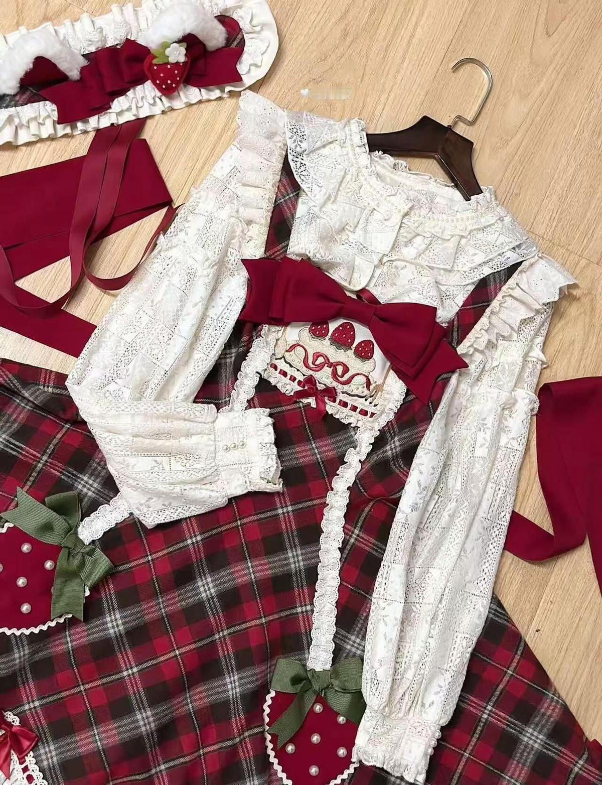 他蹲在工地墙角啃煎饼，手机里弹出女儿的视频通话。
孩子举着奖状笑出酒窝：“爸爸，