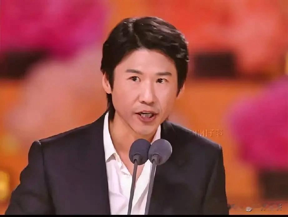 好奇去查了一下，拿了百花奖最佳男配的王骁，不查不知道，一查着实被惊艳到。他出身实