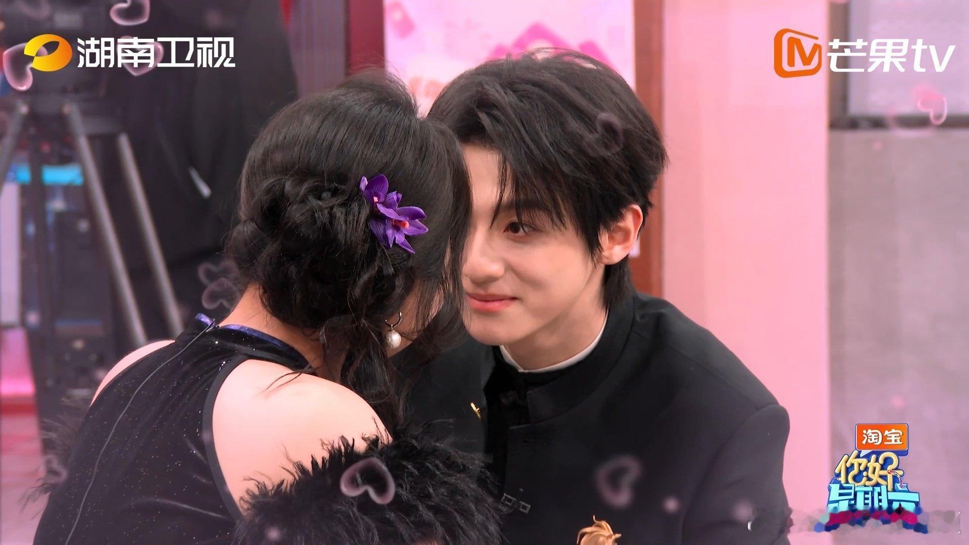 李雪琴笑意盈盈vs赖伟明羞涩笑，年下感化学反应谁顶得住✨赖伟明李雪琴对视这一下你