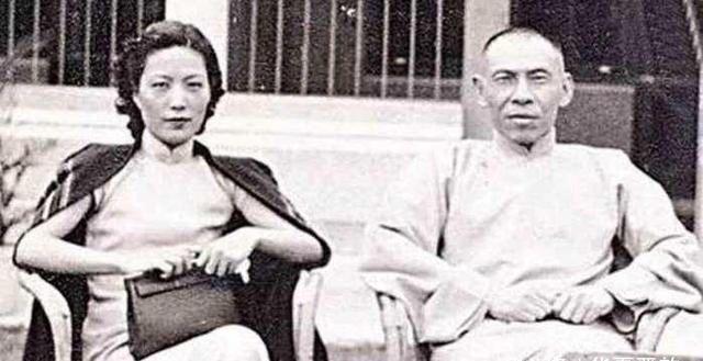 1922年的上海，一个女人伺候完丈夫，躲进洗手间对着镜子干呕。 
她擦干净嘴，拨