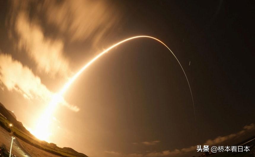 日本昨天发射了一颗火星探测火箭，搭载一个装置前往火星。
火箭是从日本种子岛火箭发