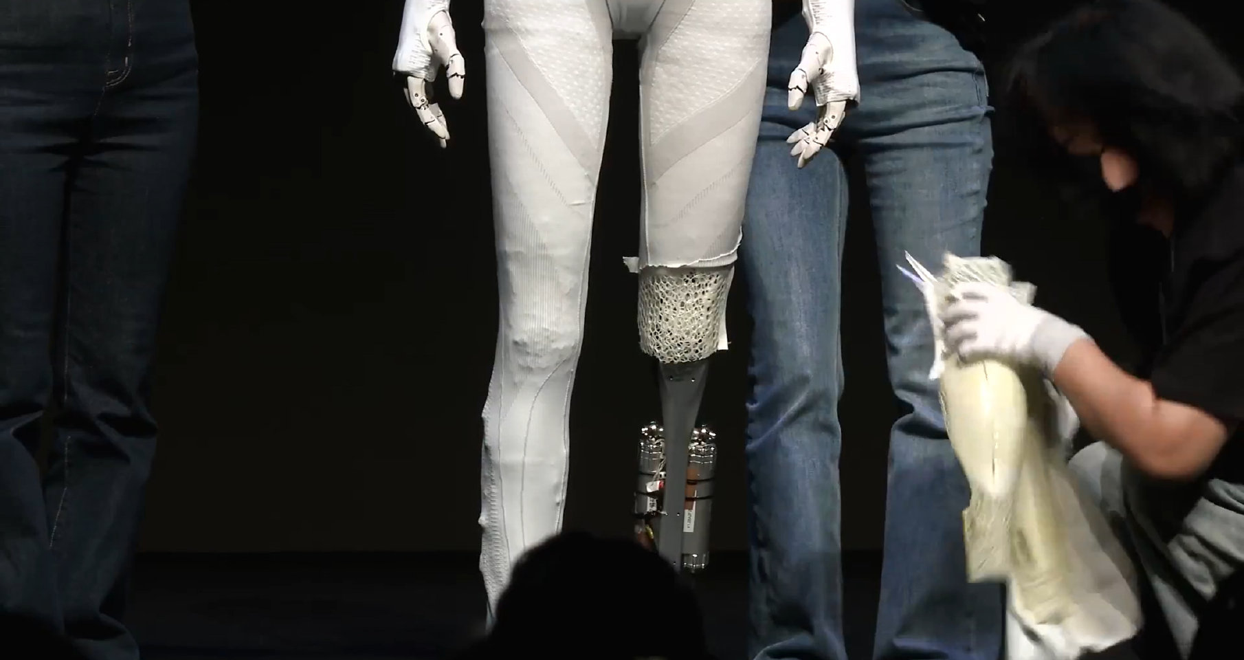 小鹏机器人是真人吗 现场直播自证，就是机器人！黑子说话！！[怒骂][怒骂]心疼I