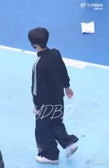 李煜东打篮球 家人们快看李煜东打篮球的路透，这运球技术也太牛了吧！动作流畅得就像