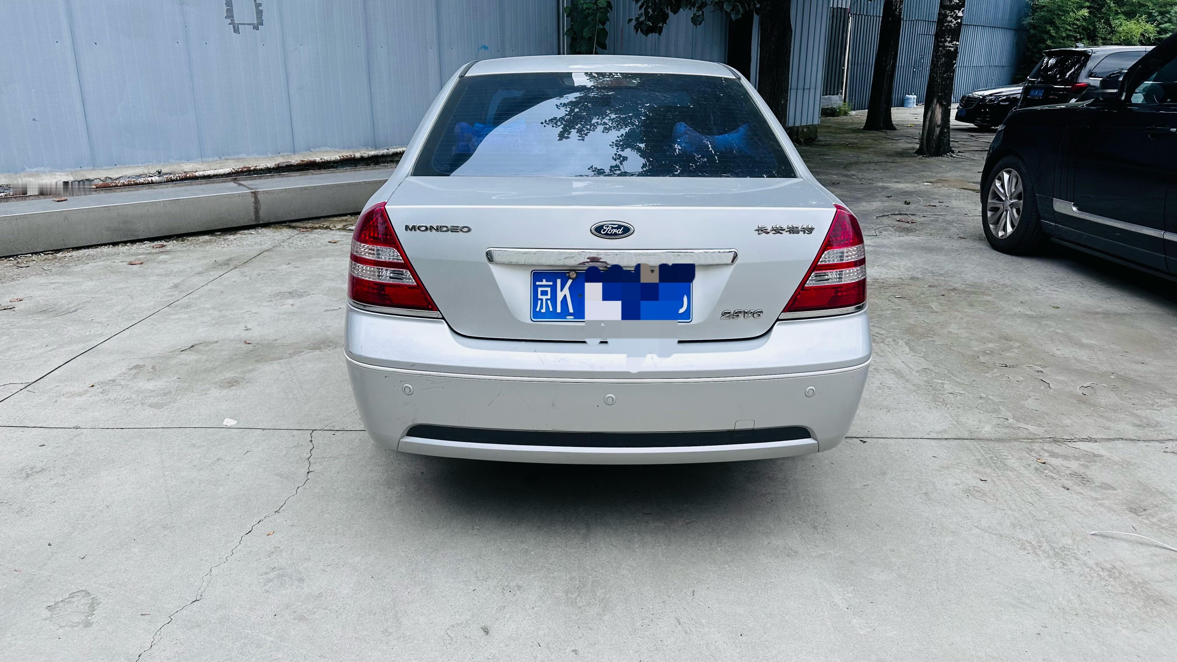 我看到这台车 一边说牛逼 一边掏出手机拍照 结果车主在车里看我这个傻子 [允悲]