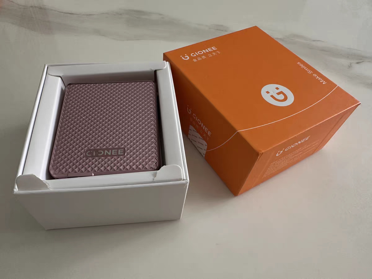 女朋友看到我的小米MIX Flip之后，表示她也想要一个折叠屏手机，我都给她准备
