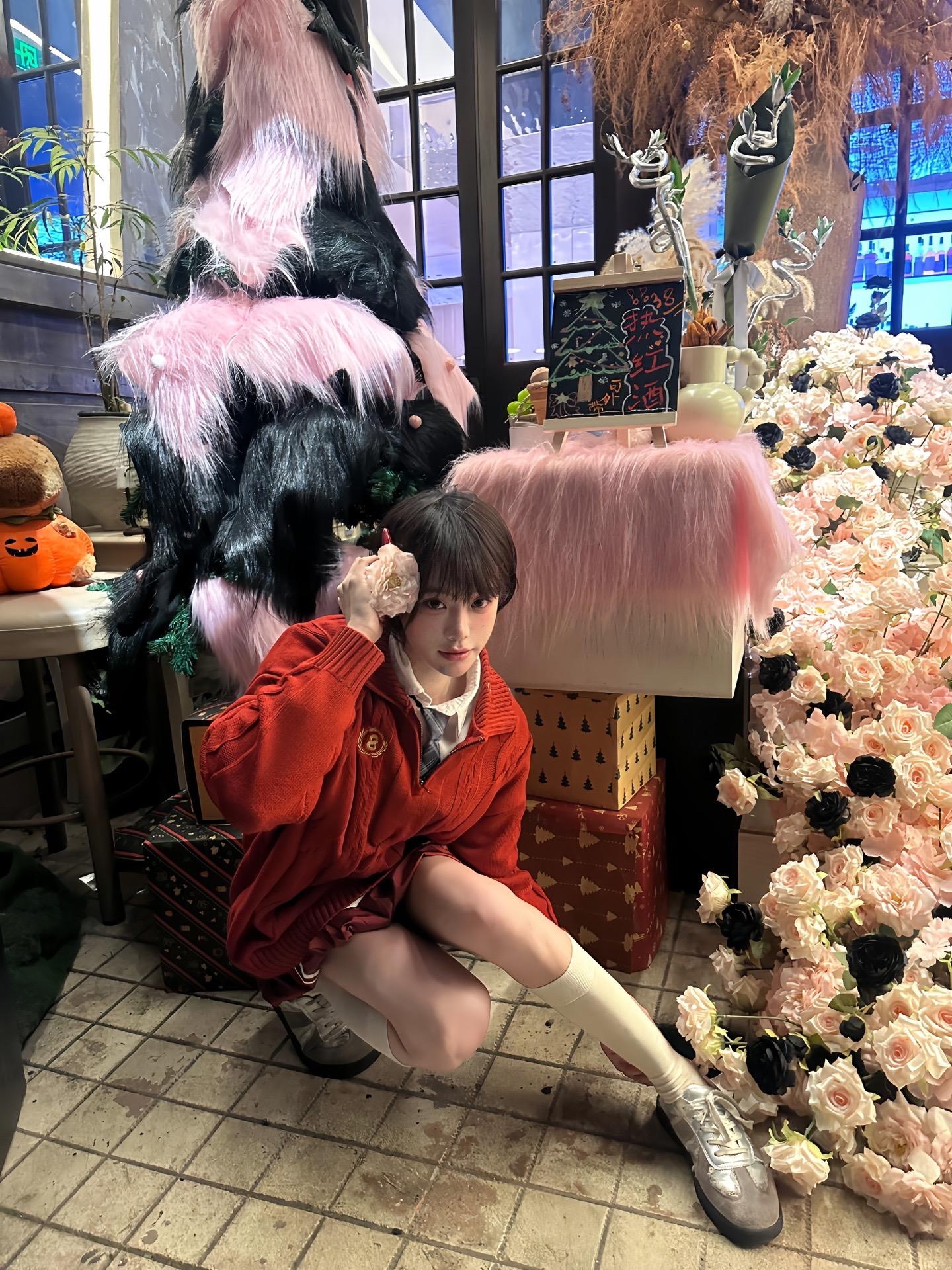 积攒了许多星星 挂满圣诞树和漆黑的夜空。