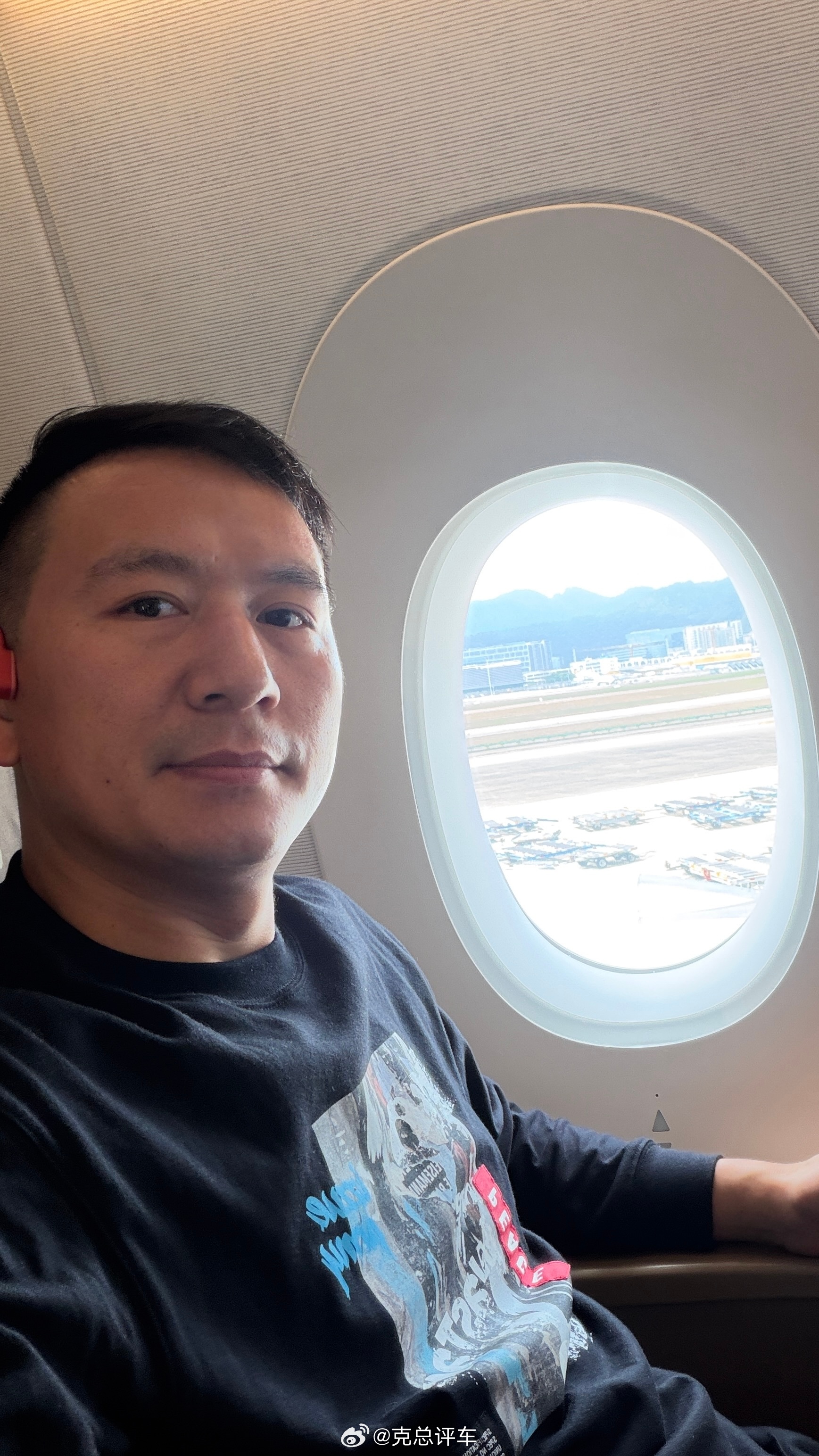 Airbus A350 公务舱布局1/2/1 独立空间，舷窗采用两段式遮挡电动开