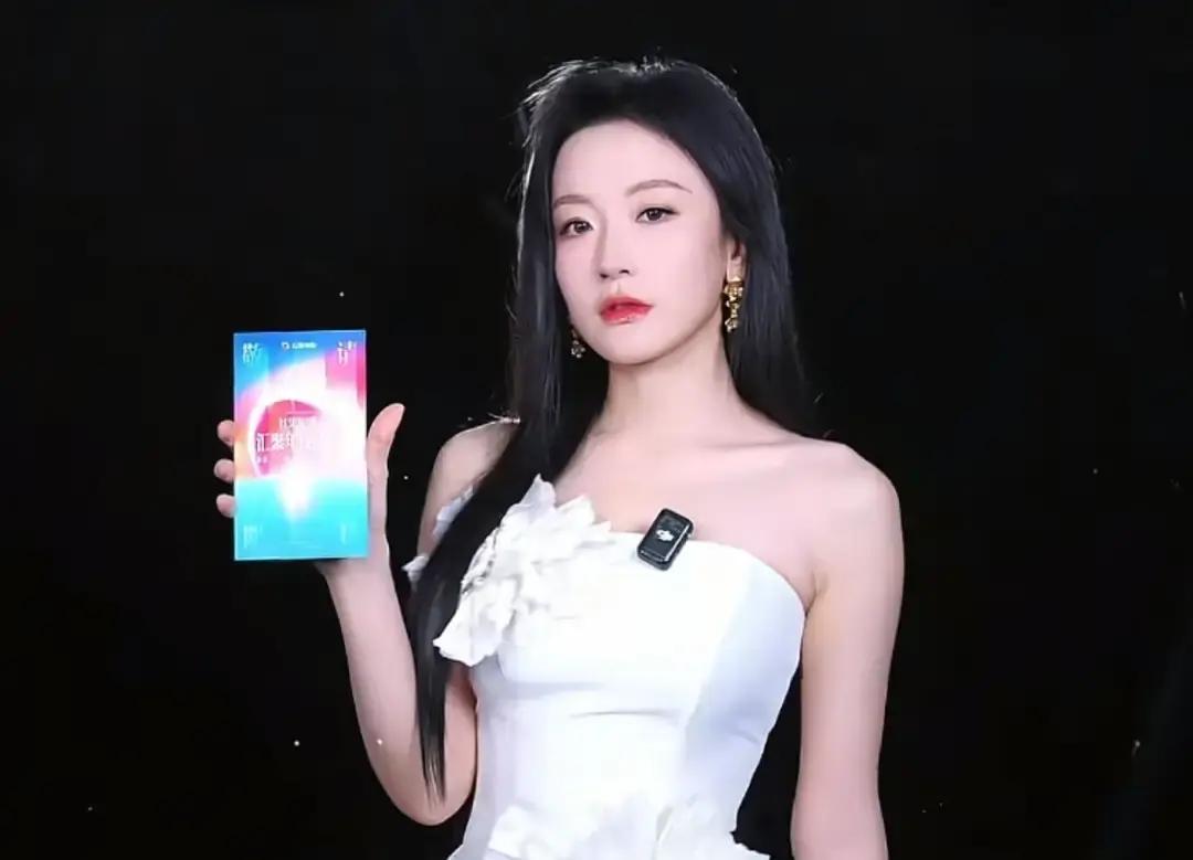 42%身价蒸发！韩雨桐被连夜除名
 
海报刚发就被撤，名字直接抹掉。短剧《霓虹之