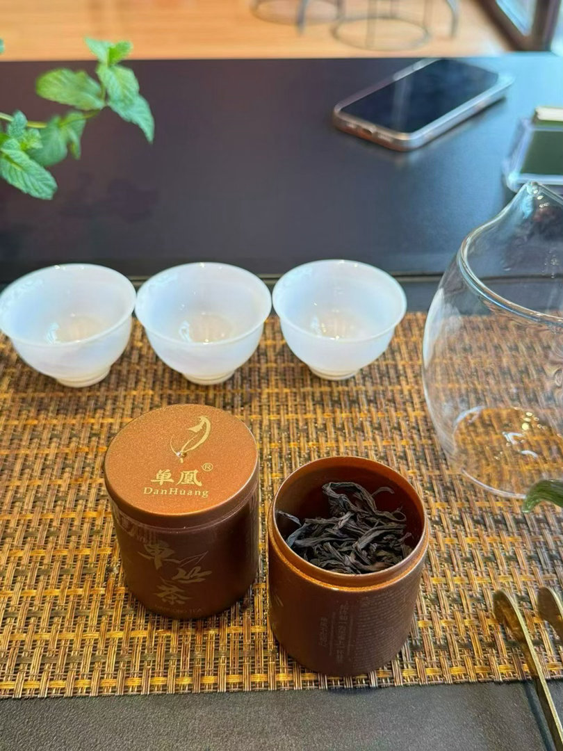 品茶赏器交友  饮茶贵在持之以恒，每日适量饮用，少量多次。服药期间暂且不饮茶，睡