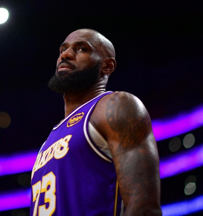 进入41岁后，詹姆斯场均：
——26.0分7.6助攻7.4篮板1.4抢断
——投