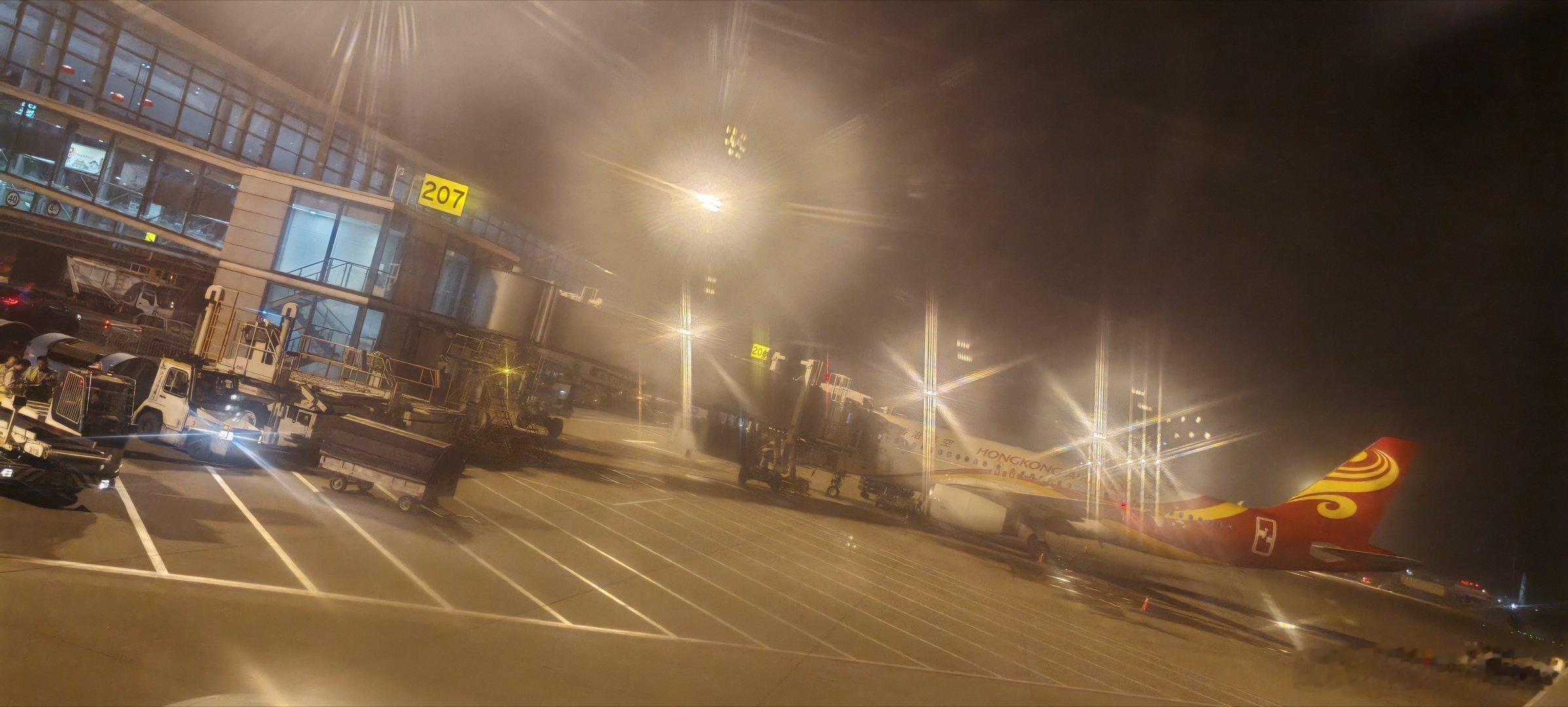 终于到了，屁股都坐麻了丞磊在飞机上帮王楚然剔牙 南京·南京禄口国际机场