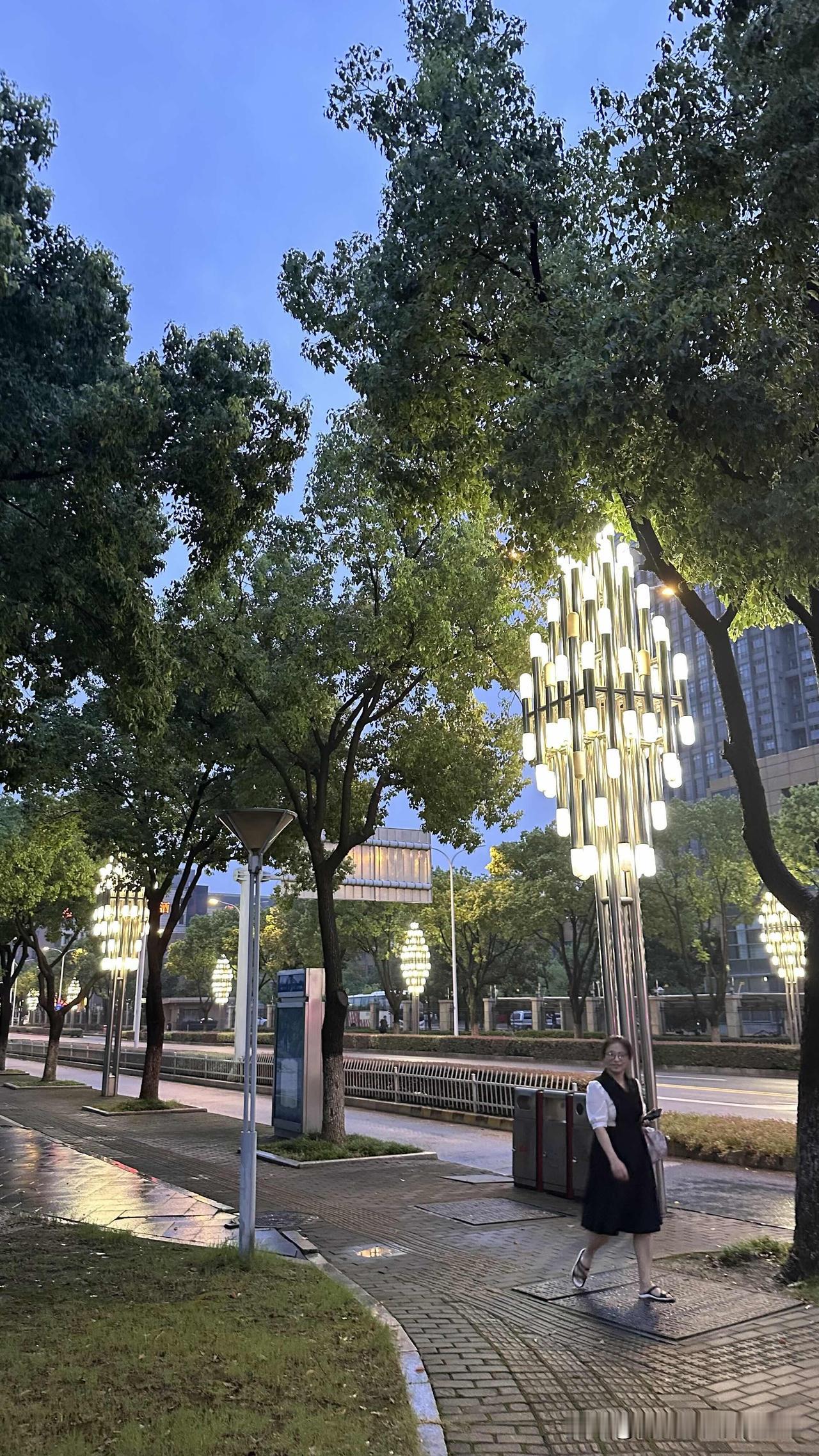 台北人在苏州，我很喜欢每个不经意间与人的互动，总让我感到温馨又愉快⋯

傍晚趁雨